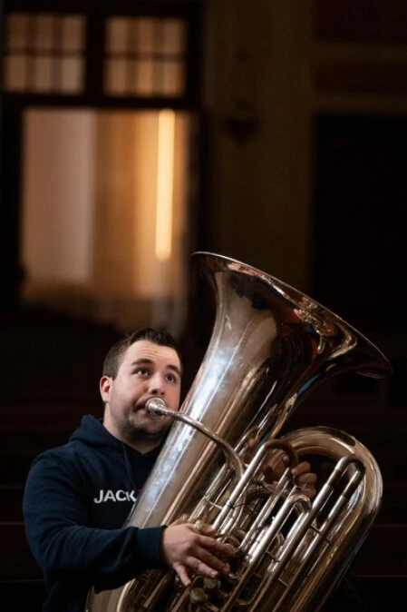 Foto von Joe Pinkl mit seiner Tuba