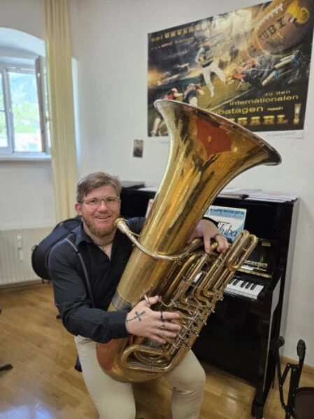 Foto von Joe Pinkl mit seiner Tuba