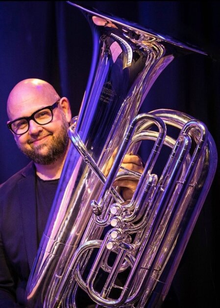 Foto von Joe Pinkl mit seiner Tuba